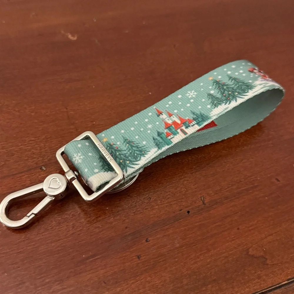 Harveys Disney Winter Wonderland Click and Go Keychain - Picture 2 of 6